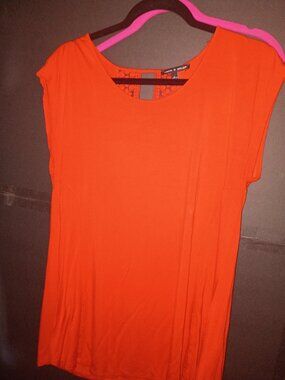 Great condition cable and gauge sleeve less shirt size large